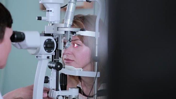 眼科医生检查妇女的眼睛