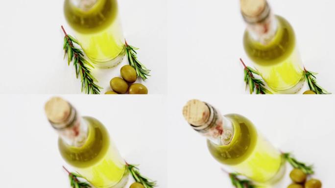 迷迭香，绿橄榄和一瓶橄榄油