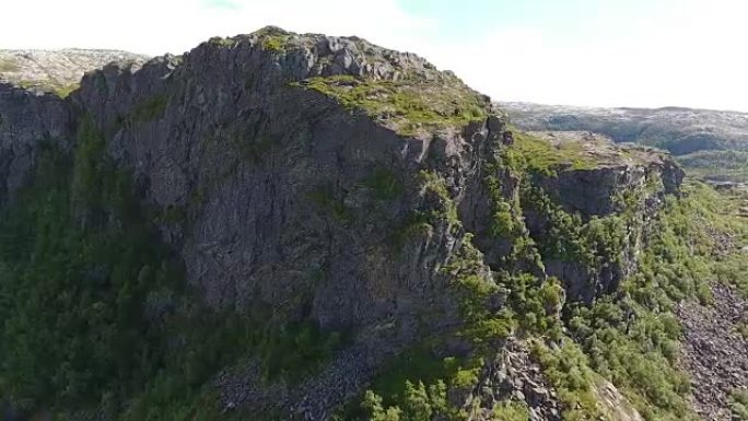 无人机飞越山脉和岩石