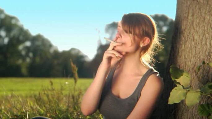 HD CRANE：吸烟的年轻女子