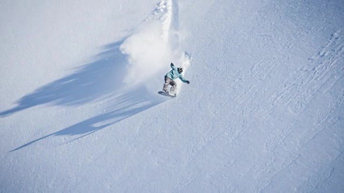 滑雪者在下坡骑粉雪时表演技巧