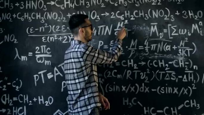 年轻的科学家在化学和数学方程式墙壁室内写塞克