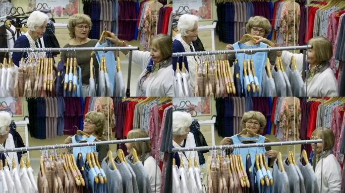 老年妇女一起挑选衣服