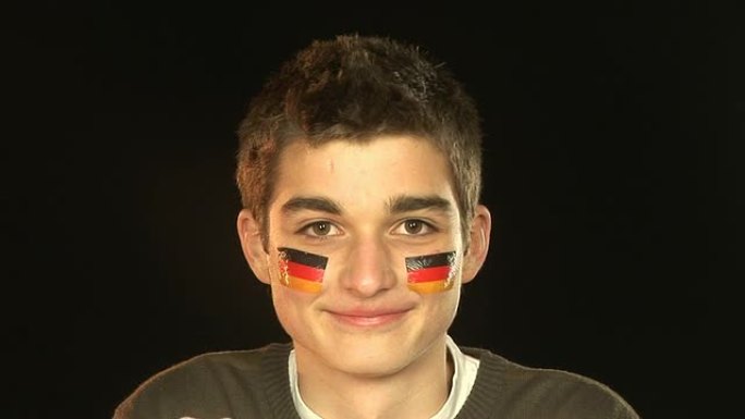 微笑爱国的德国男性-高清和PAL