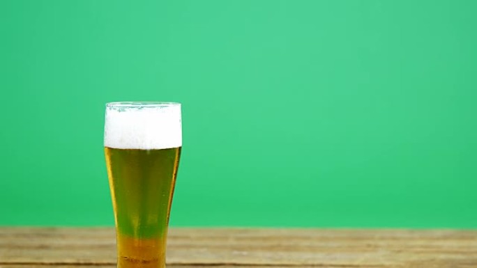 st patricks绿色背景的木桌上一品脱啤酒