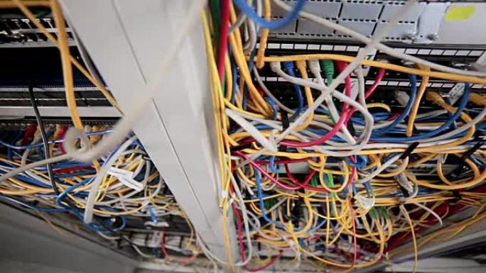 超级计算机内部的电线。渲染农场
