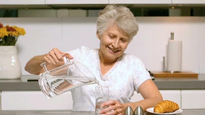 退休妇女倒一杯水当早餐