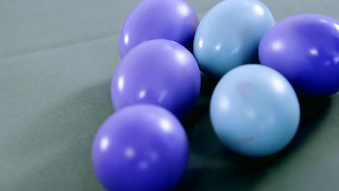彩色背景上的蓝色和紫色彩绘复活节彩蛋