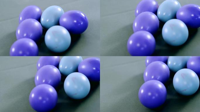 彩色背景上的蓝色和紫色彩绘复活节彩蛋