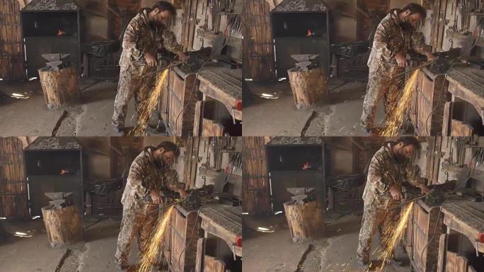 大胡子的年轻人在铁匠铺的车间里用角磨机在一块金属上工作，磨火花飞来飞去