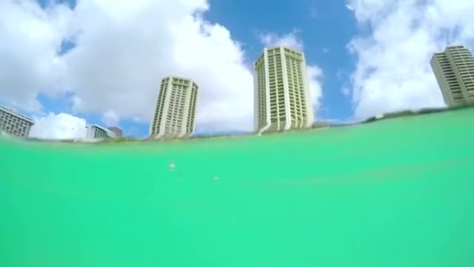 水下: 夏威夷岛檀香山阳光明媚的威基基海滩
