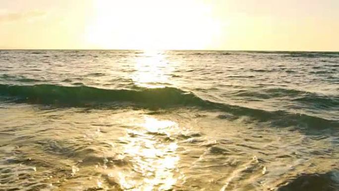 热带海滩上令人惊叹的日落。波浪以慢动作卷起白沙。豪华度假度假