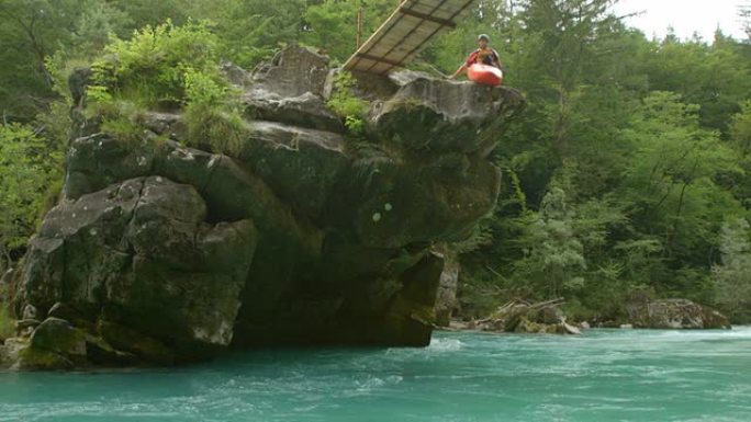 高清: 皮划艇运动员从岩石上跳下来