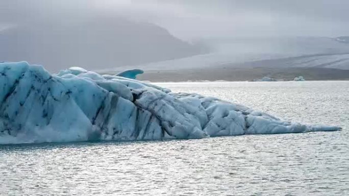 泻湖中的冰山