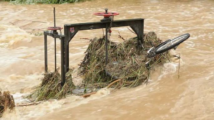 高清视频博尔德熊溪洪水中的自行车