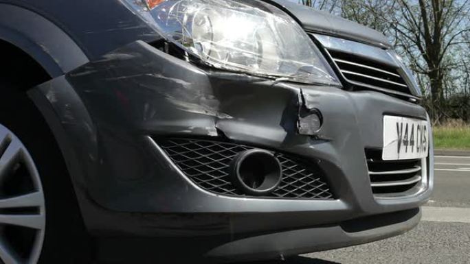 交通事故中损坏的车辆的特写