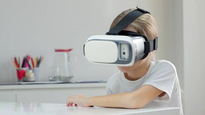 戴着虚拟现实面具的七岁女孩环顾四周