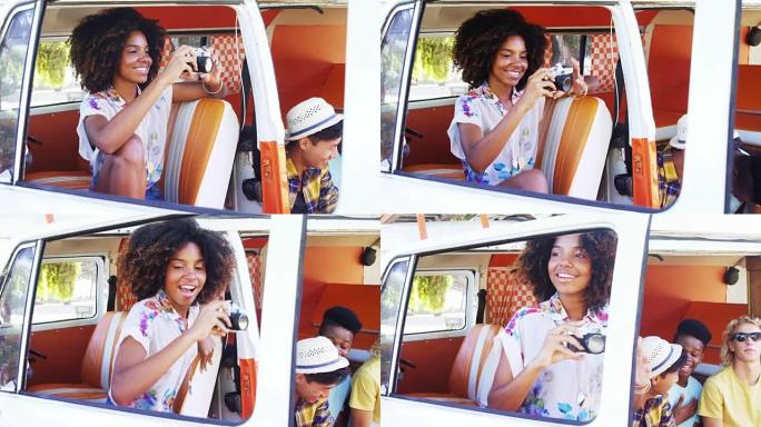 幸福的女人用老式相机4k拍照