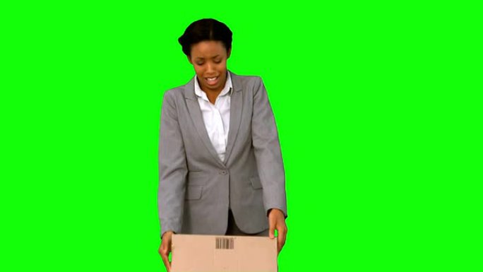 被解雇的女商人在绿屏上扔了一个盒子