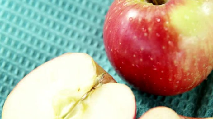 餐巾上的红苹果
