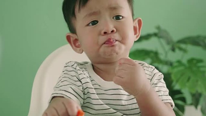 亚洲男婴吃胡萝卜，特写
