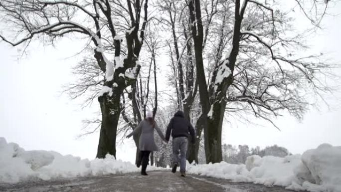 慢动作: 年轻夫妇穿过冬季长廊