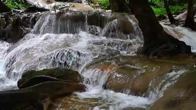 FHD慢动作镜头特写美丽的瀑布在森林，帕达瀑布