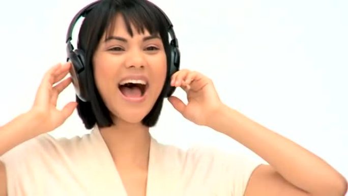 可爱的亚洲女人听音乐