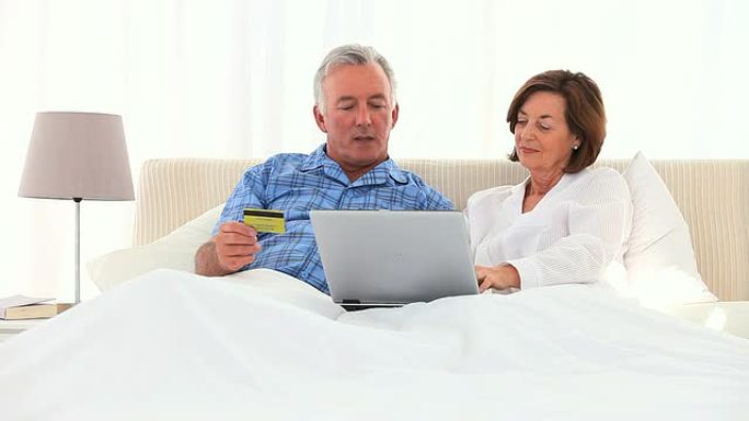 老年夫妇在互联网上使用信用卡