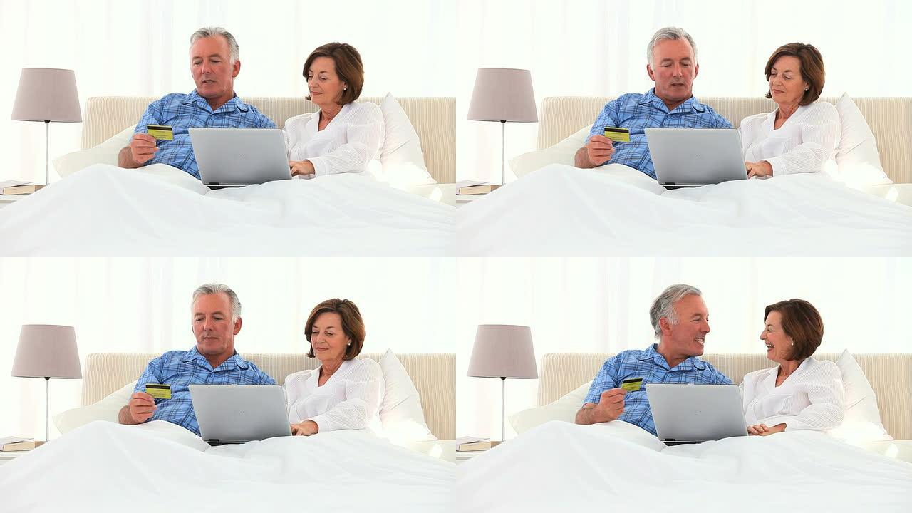 老年夫妇在互联网上使用信用卡