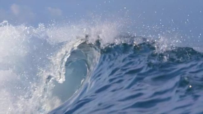 慢动作特写: 空桶波在阳光明媚的太平洋中滚过相机