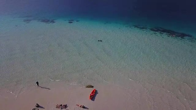 热带海滩、皮划艇和岩石海岸的鸟瞰图，带有清澈的绿松石水，Koh Lipe，Satun，泰国