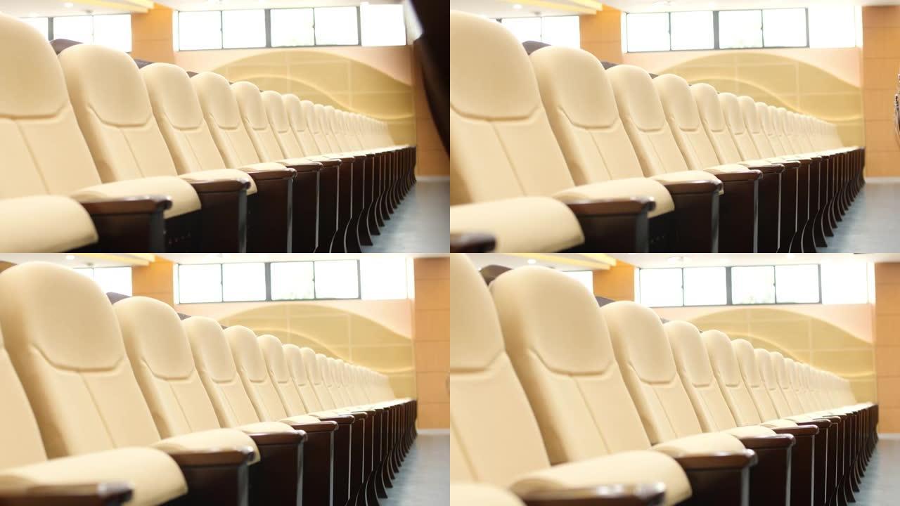 现代豪华会议厅舒适的椅子