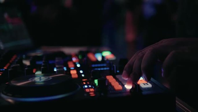 DJ在俱乐部混合音乐