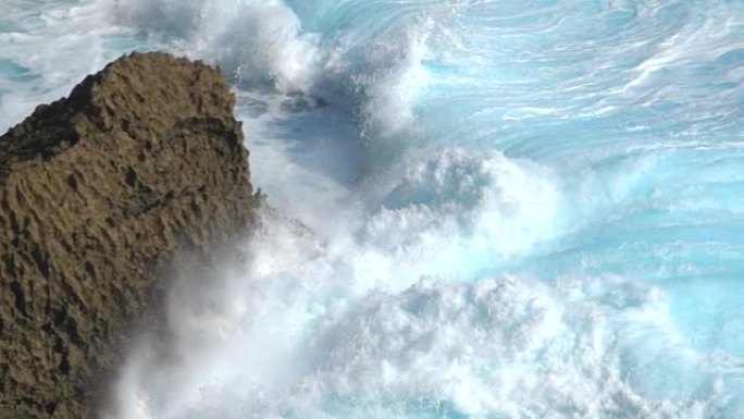 慢动作: 强大的海浪猛烈撞击岩石礁浅滩
