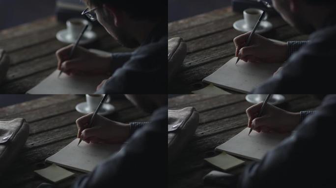 设计师晚上在笔记本上刻写ui设计。因果生活方式