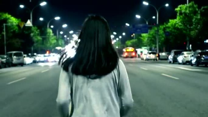 晚上在城市街道上奔跑的女人