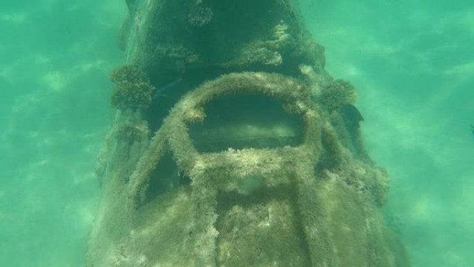 水下: 夏天的阳光照在被摧毁的军用飞机的驾驶舱上。