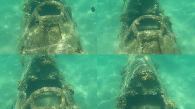 水下: 夏天的阳光照在被摧毁的军用飞机的驾驶舱上。