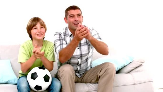慢动作快乐的父子观看足球