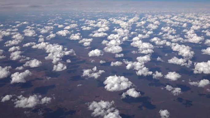 空中: 高飞在白云和惊人的维多利亚沙漠之上