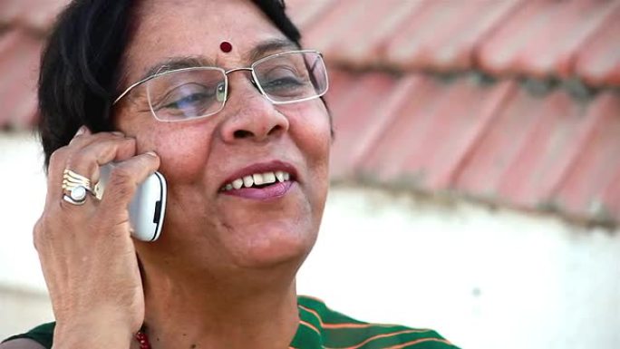 一名资深亚裔印度妇女在打手机