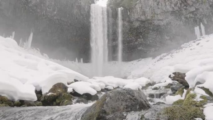 慢动作瀑布涌入白雪皑皑的风景