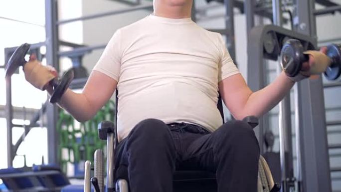 残疾人在健身房训练恢复肌肉。
