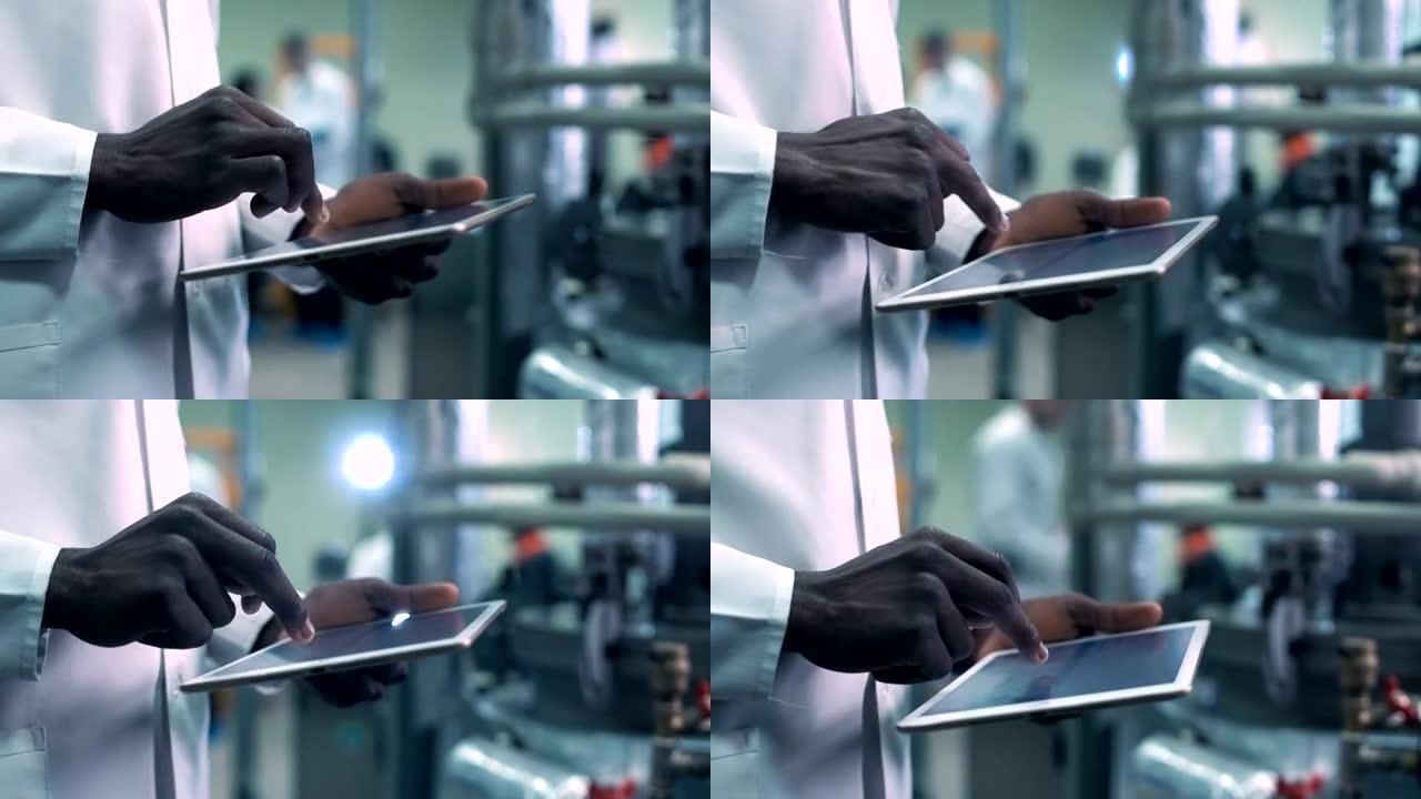裁剪的科学家双手在实验室中单击平板电脑