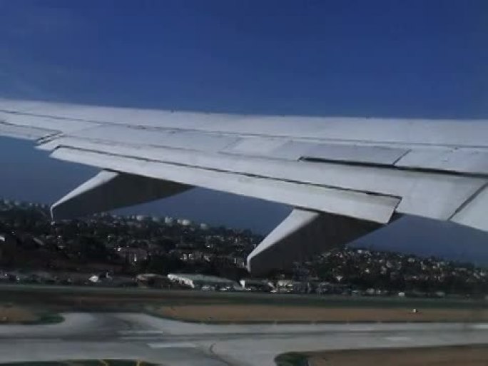 起飞：商用飞机从机场起飞，望向窗外