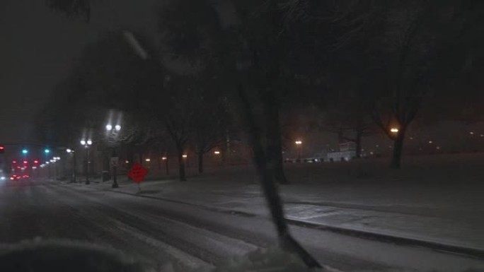 FPV夜间在积雪覆盖的街道上行驶