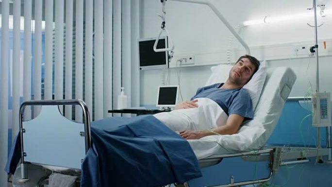 生病的男性病人躺在医院的床上。干净平静的临床病房。