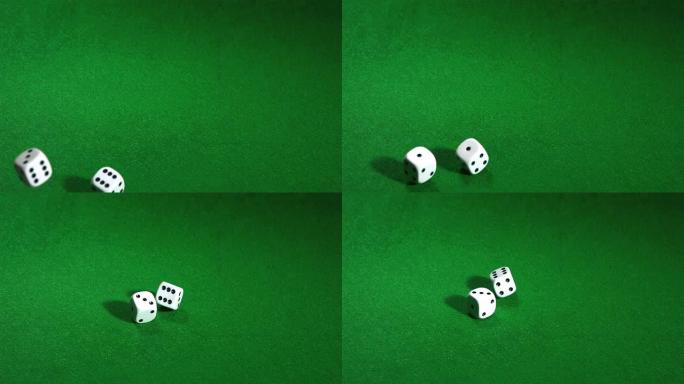 白色骰子在绿色桌子上滚动