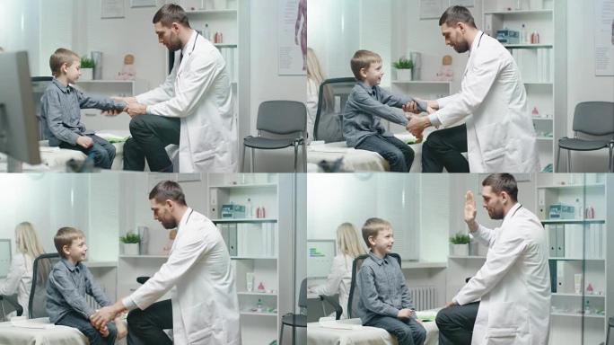 男医生检查年轻男孩手中的肌肉张力。检查后，他们击掌。